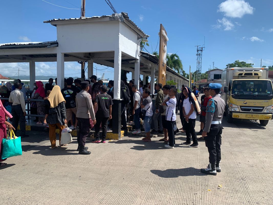 Arus Libur Lancar, Polsek Kawasan Pelabuhan Lembar Pastikan Keamanan Penumpang (3) Sinergi Pengamanan Pelabuhan Lembar Hadapi Lonjakan Penumpang