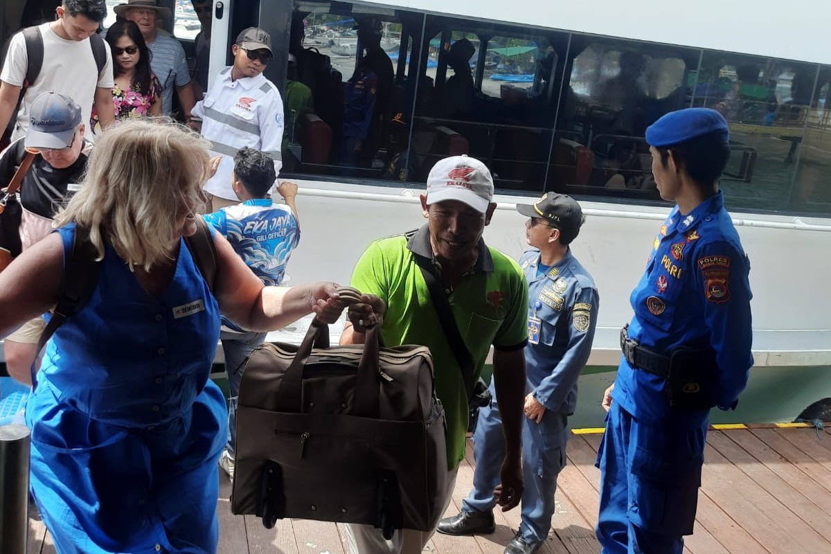 Arus Wisatawan di Senggigi Dijaga Ketat Aparat Gabungan NTB (4) Arus Wisatawan di Senggigi Dijaga Ketat Aparat Gabungan NTB