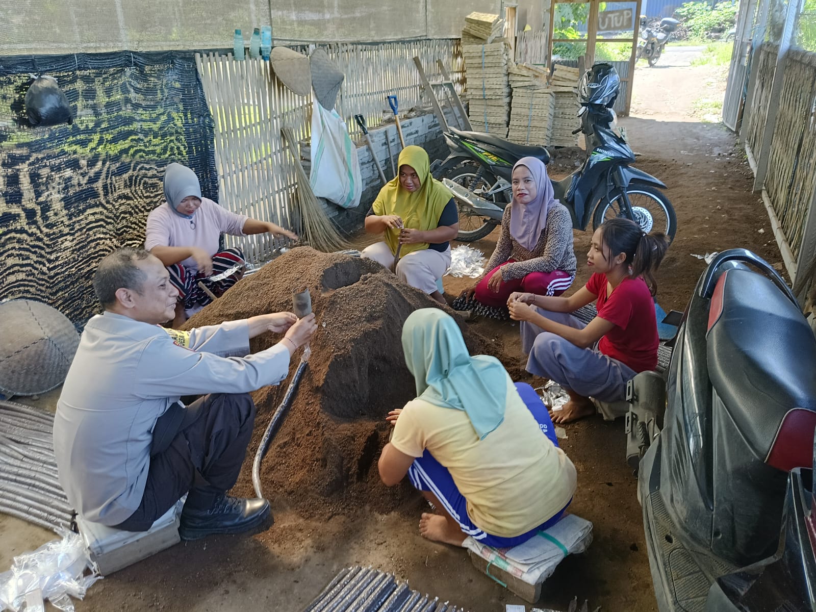 Dari Jagaraga Indah, Polsek Kediri Gerakkan Ketahanan Pangan Mandiri (1) Dari Jagaraga Indah, Polsek Kediri Gerakkan Ketahanan Pangan Mandiri