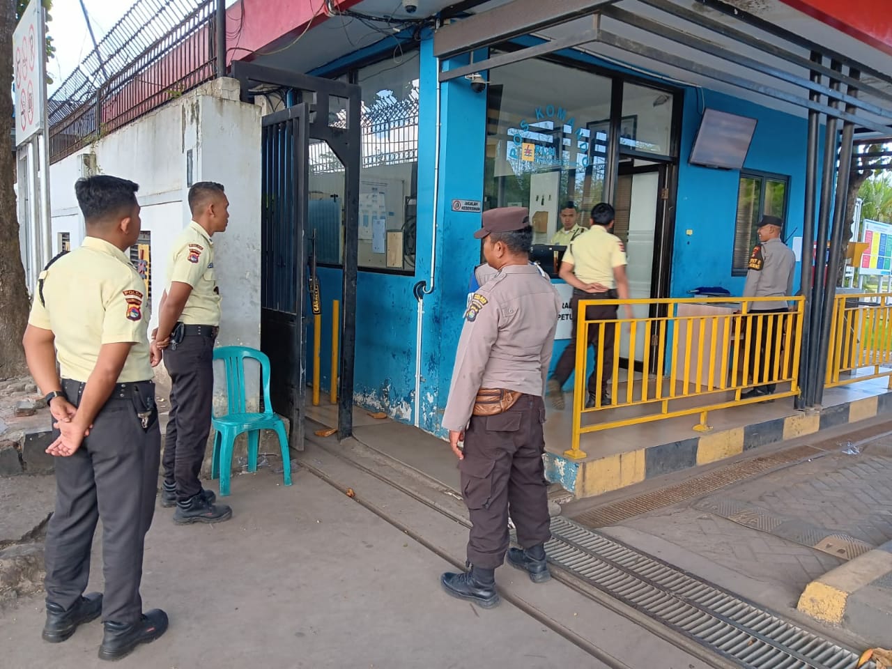 Patroli KRYD dan Cooling System Polsek Gerung Jaga Kondusivitas Wilayah di Lombok Barat (3) Patroli KRYD dan Cooling System Polsek Gerung Jaga Kondusivitas Wilayah di Lombok Barat
