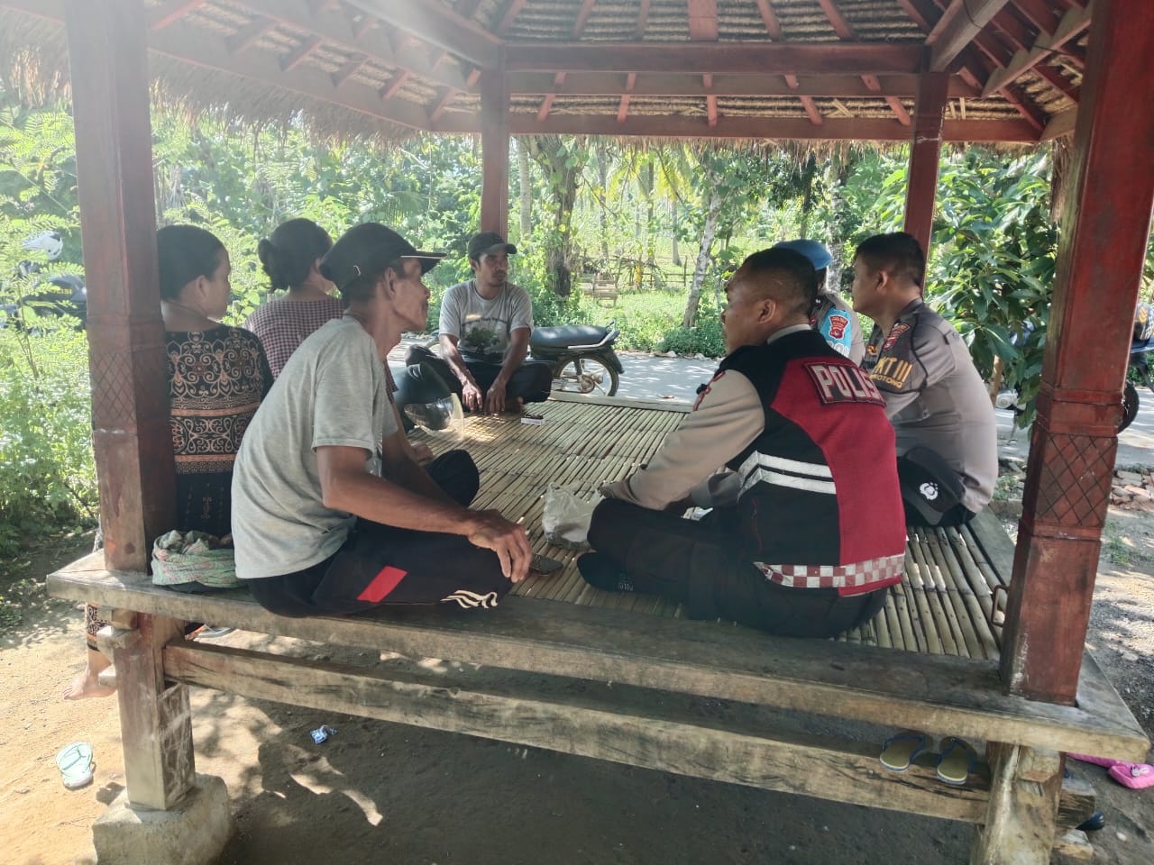 Patroli Rutin Ditingkatkan, Polsek Sekotong Jaga Keamanan Wilayah dari Ancaman Kriminalitas (3) Polisi Gandeng Warga Sekotong Wujudkan Lingkungan Aman