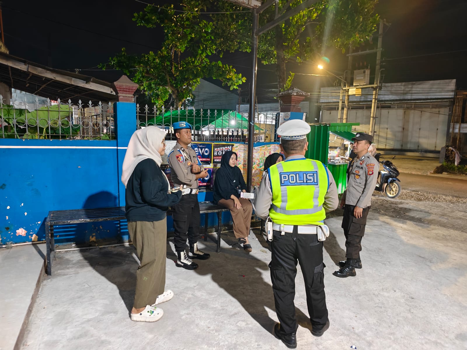 Polsek Kediri Gencarkan Patroli KRYD, Jaga Kamtibmas dan Ajak Masyarakat Berpartisipasi (3) Polsek Kediri Intensifkan Patroli KRYD di Lombok Barat