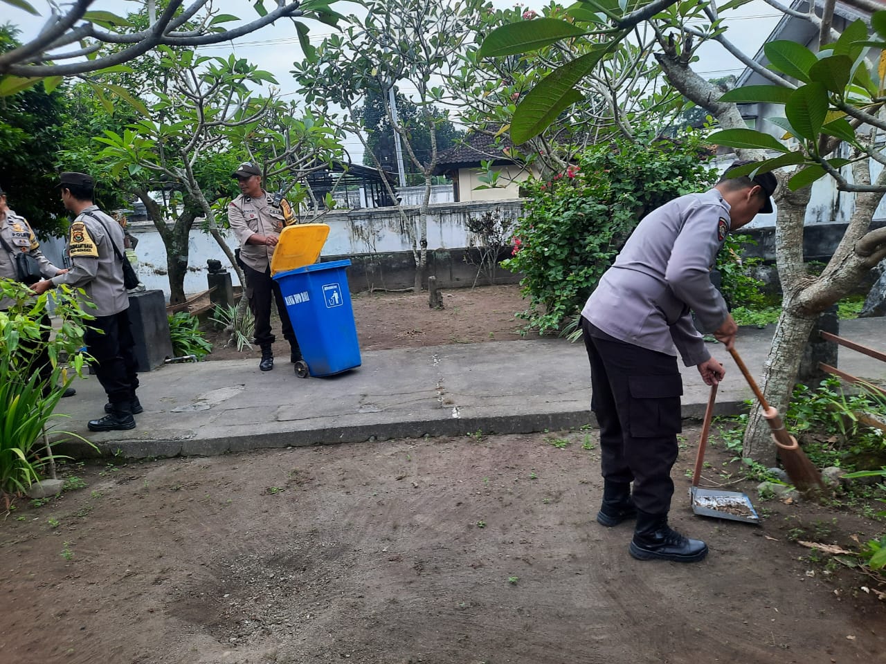 Polsek Labuapi Gelar Bakti Religi di Pure Datar Merembu (3) Polsek Labuapi Gelar Bakti Religi di Pure Datar Merembu