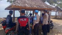 Polsek Sekotong Tingkatkan Patroli, Jamin Keamanan Obyek Wisata dan Vital di Lombok Barat (3) Lombok Barat, NTB – Kepolisian Sektor Sekotong, Polres Lombok Barat, Polda NTB, terus menunjukkan komitmennya dalam menjaga stabilitas keamanan dan ketertiban masyarakat (kamtibmas). Upaya ini diwujudkan melalui giat patroli rutin yang menyasar obyek vital dan obyek wisata, salah satunya Pantai Kemos di Desa Sekotong Barat. Kegiatan ini bertujuan utama untuk mengantisipasi tindak kriminalitas 3C (Curas, Curat, Curanmor) serta berbagai potensi gangguan kamtibmas lainnya. Patroli Rutin Demi Rasa Aman Pengunjung dan Pengelola Wisata Pada Senin, 2 Juni 2025, sekitar pukul 12.30 WITA hingga selesai, Personel Polsek Sekotong melaksanakan patroli intensif di Pantai Kemos yang menjadi salah satu destinasi favorit di wilayah Sekotong menjadi fokus utama kegiatan ini, Senin (2/6/2025). Kapolres Lombok Barat, Polda NTB, AKBP Yasmara Harahap, S.I.K., melalui Kapolsek Sekotong Iptu I Ketut Suriarta, S.H., M.I.Kom., menegaskan bahwa selain pengawasan terhadap potensi tindak kejahatan, patroli juga difokuskan untuk memberikan rasa aman dan nyaman bagi masyarakat serta para pengelola obyek wisata. "Kami secara rutin melaksanakan patroli di obyek vital dan obyek wisata. Ini adalah bentuk kehadiran polisi di tengah masyarakat, memastikan bahwa mereka dapat beraktivitas dengan tenang dan aman," ujar Iptu I Ketut Suriarta, S.H., M.I.Kom., saat ditemui secara terpisah. Kapolsek menambahkan bahwa kegiatan ini bukan hanya sekadar patroli fisik, tetapi juga sebagai sarana komunikasi dua arah antara kepolisian dan masyarakat. Edukasi dan Himbauan untuk Kewaspadaan Bersama Dalam pelaksanaannya, personel Polsek Sekotong tidak hanya melakukan pengawasan, tetapi juga aktif memberikan himbauan kepada masyarakat dan pengelola obyek wisata Pantai Kemos. Himbauan tersebut mencakup pentingnya untuk selalu waspada terhadap lingkungan sekitar dan mewaspadai perubahan cuaca ekstrem yang dapat terjadi kapan saja. Hal ini mengingat wilayah Sekotong yang juga rentan terhadap dampak cuaca tak menentu, khususnya bagi aktivitas di area pantai. "Kami mengingatkan kepada seluruh masyarakat, khususnya pengelola dan pengunjung Pantai Kemos, untuk selalu meningkatkan kewaspadaan. Perhatikan barang bawaan, dan jangan ragu untuk melapor jika melihat hal-hal yang mencurigakan," jelasnya. Selain itu, kolaborasi dan sinergi dengan aparat kepolisian juga terus digalakkan guna menciptakan sitkamtibmas yang benar-benar kondusif. "Keamanan adalah tanggung jawab kita bersama," tegasnya. Respon Positif dari Masyarakat Kehadiran personel kepolisian di lokasi obyek wisata Pantai Kemos secara langsung dirasakan manfaatnya oleh masyarakat. Banyak yang menyambut baik kegiatan patroli ini karena dapat memberikan rasa aman dan nyaman, terutama di tengah potensi keramaian dan peningkatan aktivitas wisata. "Kami sangat senang dengan adanya patroli dari polisi. Rasanya lebih tenang kalau ada bapak-bapak polisi yang berpatroli di sini, apalagi ini kan tempat wisata, jadi bisa mencegah hal-hal yang tidak diinginkan," ungkap salah seorang pengelola warung di Pantai Kemos yang enggan disebutkan namanya. Respon positif ini menjadi indikasi keberhasilan Polsek Sekotong dalam membangun kepercayaan dan kemitraan dengan masyarakat.