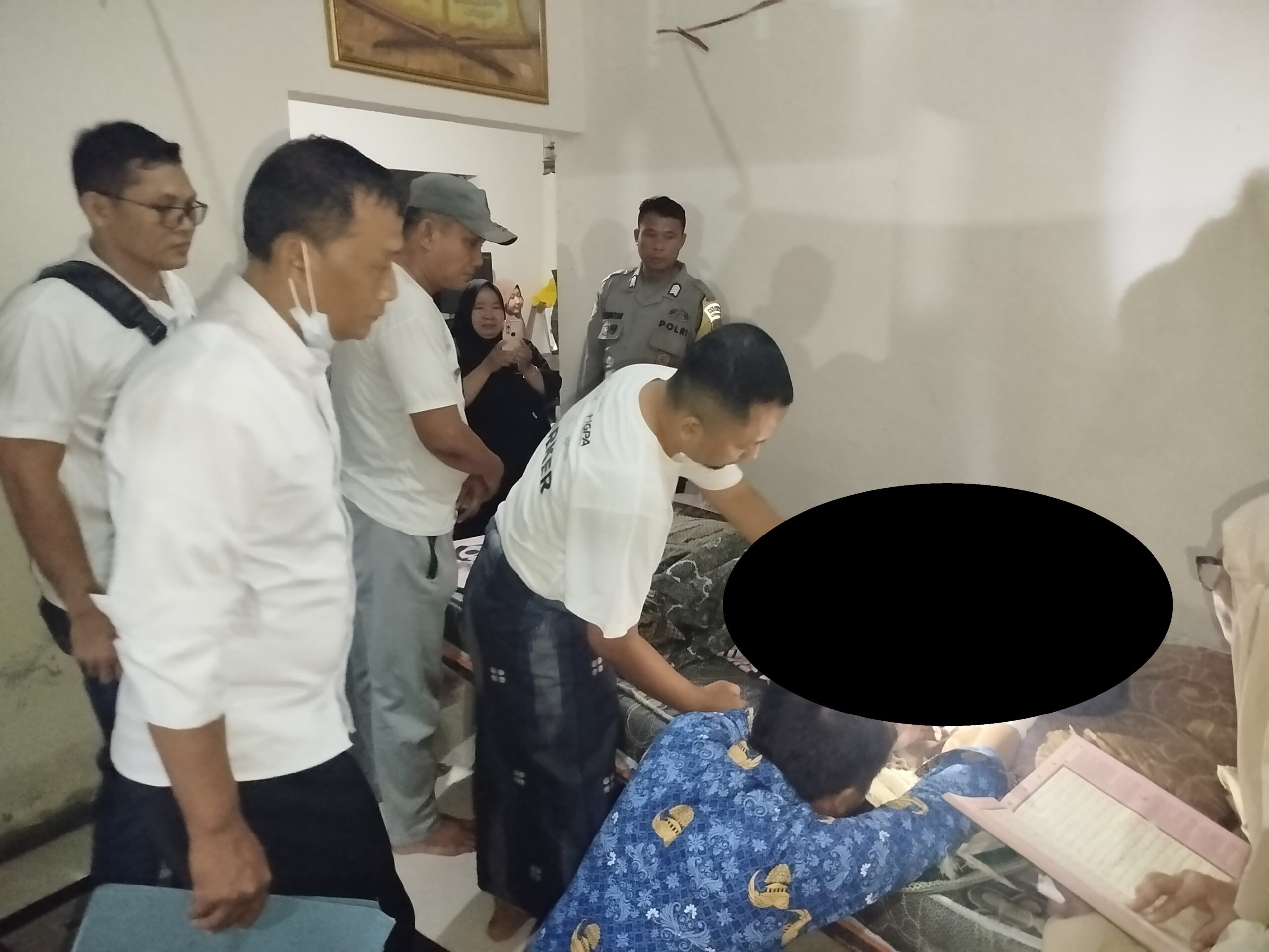 Sopir Truk Sampah Ditemukan Meninggal di TPA Kebon Kongok, Keluarga Tolak Autopsi (1) truk, sopir, jenazah, TPST, Lombok, kematian, sampah, Gerung, musibah, polisi