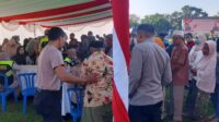 Warga Labuapi Terima Layanan Kesehatan dan Bansos Gratis dari Polri (3) Warga Labuapi Terima Layanan Kesehatan dan Bansos Gratis dari Polri