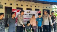 WhatsApp Image 2025-06-24 at 11.22.00 (1) Lombok Barat, NTB – Dalam rangka menyambut Hari Bhayangkara ke-79 yang jatuh pada 1 Juli 2025, Polsek Sekotong, Polres Lombok Barat, Polda NTB, menggelar kegiatan bakti sosial di Dusun Bertong, Desa Cendimanik, Kecamatan Sekotong, Kabupaten Lombok Barat, pada Selasa (24/6/2025). A cara yang berlangsung mulai pukul 08.30 WITA ini menjadi wujud nyata kepedulian Polri terhadap masyarakat, khususnya mereka yang membutuhkan. Semangat Kebersamaan dalam Pengabdian Kegiatan bakti sosial ini dihadiri langsung oleh Kapolsek Sekotong IPTU I Ketut Suriarta, S.H., M.I.Kom., didampingi Kanit Binmas Polsek Sekotong AIPDA I Komang Sunantara, Ps. Kasium Polsek Sekotong AIPDA Amala, serta Bhabinkamtibmas Desa Cendimanik AIPDA Saepul Rahman. Sejumlah personel Polsek Sekotong turut hadir, berbaur dengan hangat bersama warga Dusun Bertong, Desa Cendimanik. Menurut IPTU I Ketut Suriarta, kegiatan ini adalah bagian dari komitmen Polri untuk selalu hadir di tengah masyarakat. "Bakti sosial ini merupakan bentuk pengabdian dan kepedulian kami dari Polsek Sekotong terhadap masyarakat, terutama bagi saudara-saudara kita penyandang disabilitas fisik, lumpuh, dan tunanetra," ujarnya. "Kami ingin mempererat hubungan antara Polri dan masyarakat, khususnya di Dusun Bertong ini." Bantuan Kursi Roda dan Sembako untuk Warga Disabilitas Fokus utama dari bakti sosial kali ini adalah memberikan dukungan kepada warga yang mengalami disabilitas. Dalam kesempatan tersebut, Polsek Sekotong menyerahkan bantuan berupa kursi roda dan sembako. Salah satu penerima bantuan adalah Saudara Hamdani, seorang remaja berusia 15 tahun, putra dari Bapak Mahyun dan Ibu Salmah, warga Dusun Bertong. Penyerahan bantuan ini diharapkan dapat meringankan beban dan meningkatkan kualitas hidup para penerima manfaat. Kursi roda yang diberikan akan mempermudah mobilitas Hamdani dalam beraktivitas sehari-hari, sementara bantuan sembako diharapkan dapat memenuhi kebutuhan dasar keluarga. Memupuk Sinergi dan Toleransi Menjelang Hari Bhayangkara ke-79 Kegiatan bakti sosial ini merupakan salah satu rangkaian penting dalam menyambut Hari Bhayangkara ke-79. Melalui kegiatan semacam ini, Polsek Sekotong tidak hanya menunjukkan komitmennya dalam menjaga keamanan dan ketertiban, tetapi juga dalam membangun sinergi yang kuat dengan masyarakat. Ini juga menjadi ajang untuk menumbuhkan nilai-nilai toleransi dan kepedulian, terutama terhadap mereka yang rentan dan membutuhkan uluran tangan. "Kami berharap kegiatan seperti ini dapat terus terlaksana dan memberikan dampak positif yang nyata bagi masyarakat," tambah IPTU I Ketut Suriarta. "Ini adalah wujud nyata bahwa Polri selalu ada untuk rakyat, siap melayani, mengayomi, dan melindungi." Kegiatan bakti sosial ini berjalan lancar, aman, dan tertib, berakhir pada pukul 10.15 WITA. Antusiasme warga dan kolaborasi antara Polri dengan masyarakat Dusun Bertong menjadi cerminan eratnya hubungan yang terjalin. Polsek Sekotong terus berkomitmen untuk memberikan pelayanan terbaik dan berkontribusi positif bagi kemajuan serta kesejahteraan masyarakat di wilayah Kecamatan Sekotong.
