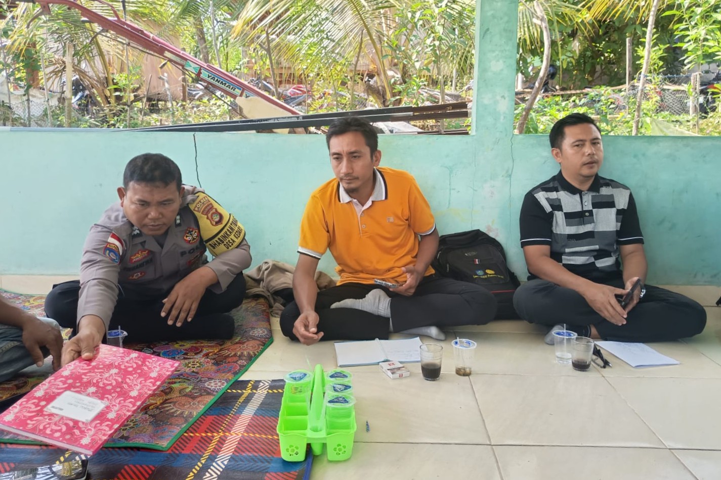 Bhabinkamtibmas Kedaro Kawal Penyaluran Bibit untuk Kemandirian Pangan Sekotong (3) Bhabinkamtibmas Kedaro Kawal Penyaluran Bibit untuk Kemandirian Pangan Sekotong