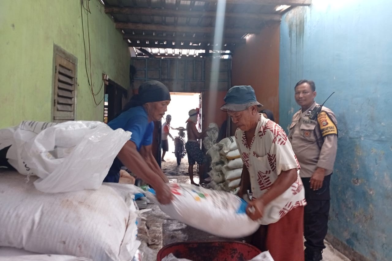 Tingkatkan Ketahanan Pangan, Bhabinkamtibmas Labuapi Pantau Penyaluran Pupuk Subsidi di Merembu (3) Jaga Ketahanan Pangan, Polisi Pantau Pupuk di Merembu Barat
