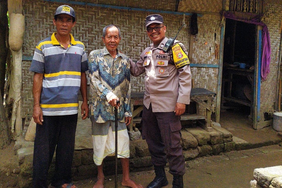 WhatsApp Image 2025-08-20 at 14.21.51 Peduli Mantap Polres Lombok Barat: Bantuan Tongkat Bagi Warga Sakit dan Lansia