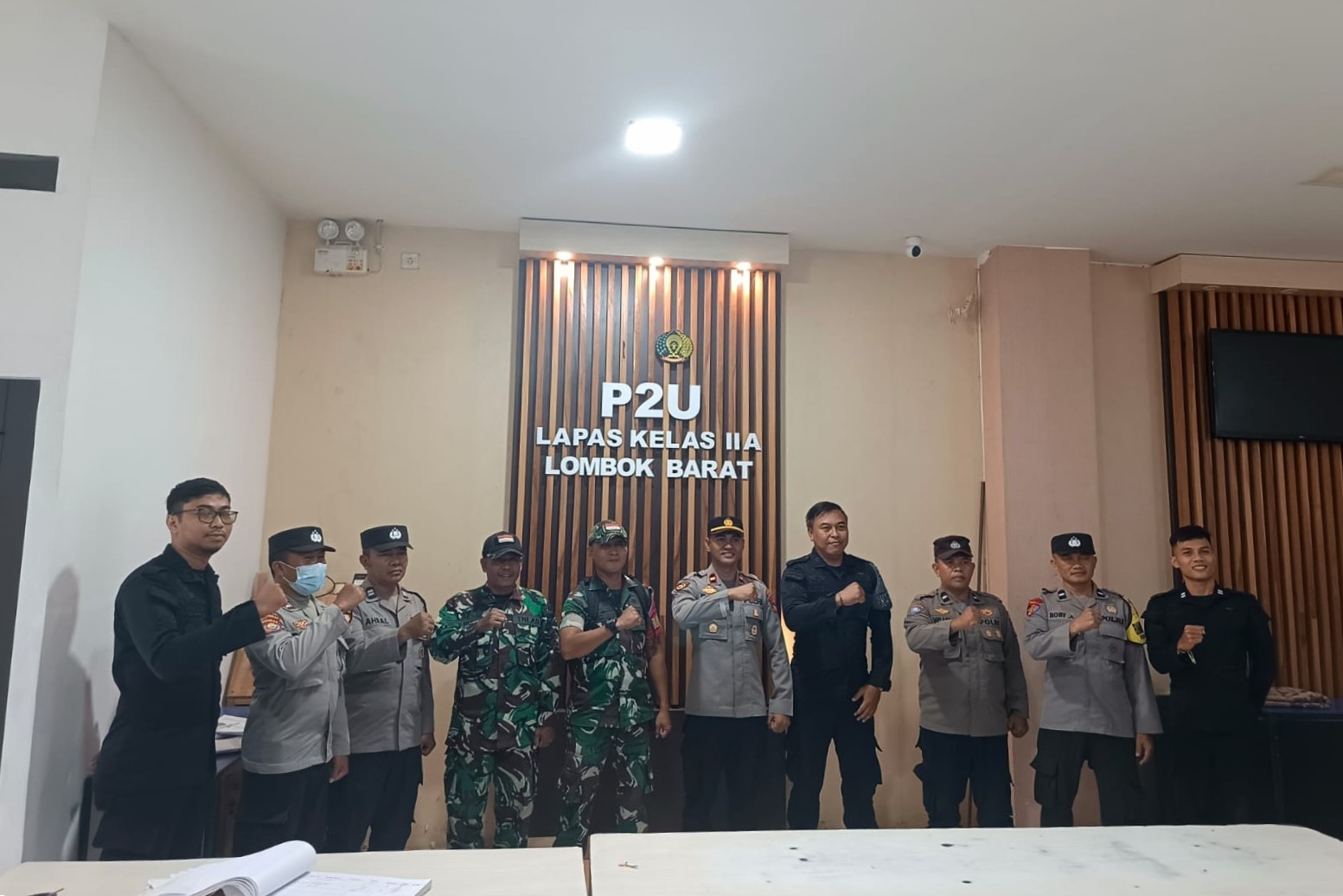 Polsek dan TNI Gelar Patroli Gabungan Jaga Kamtibmas di Kecamatan Kuripan (1) Polsek dan TNI Gelar Patroli Gabungan Jaga Kamtibmas di Kecamatan Kuripan