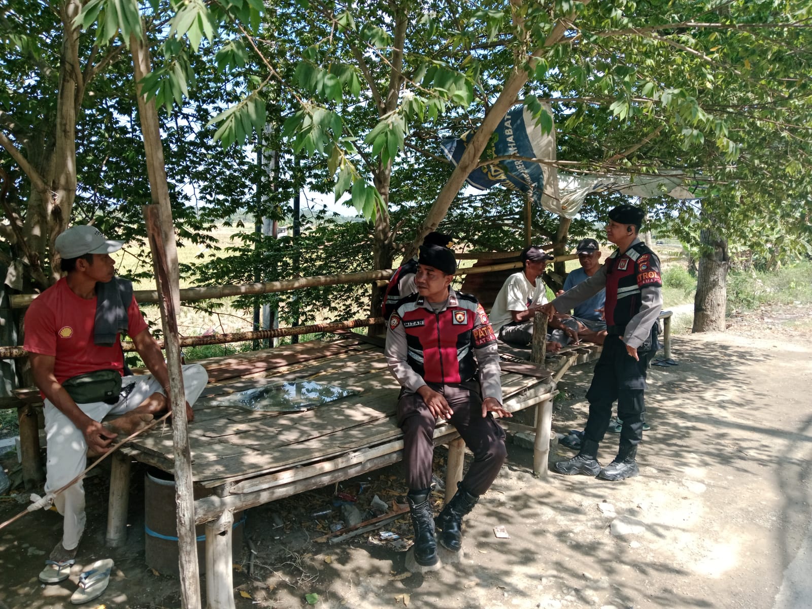 WhatsApp Image 2025-09-27 at 12.16.51 (1) Polres Lombok Barat Dorong Kesadaran Warga Taman Ayu tentang Keamanan dan Layanan 110