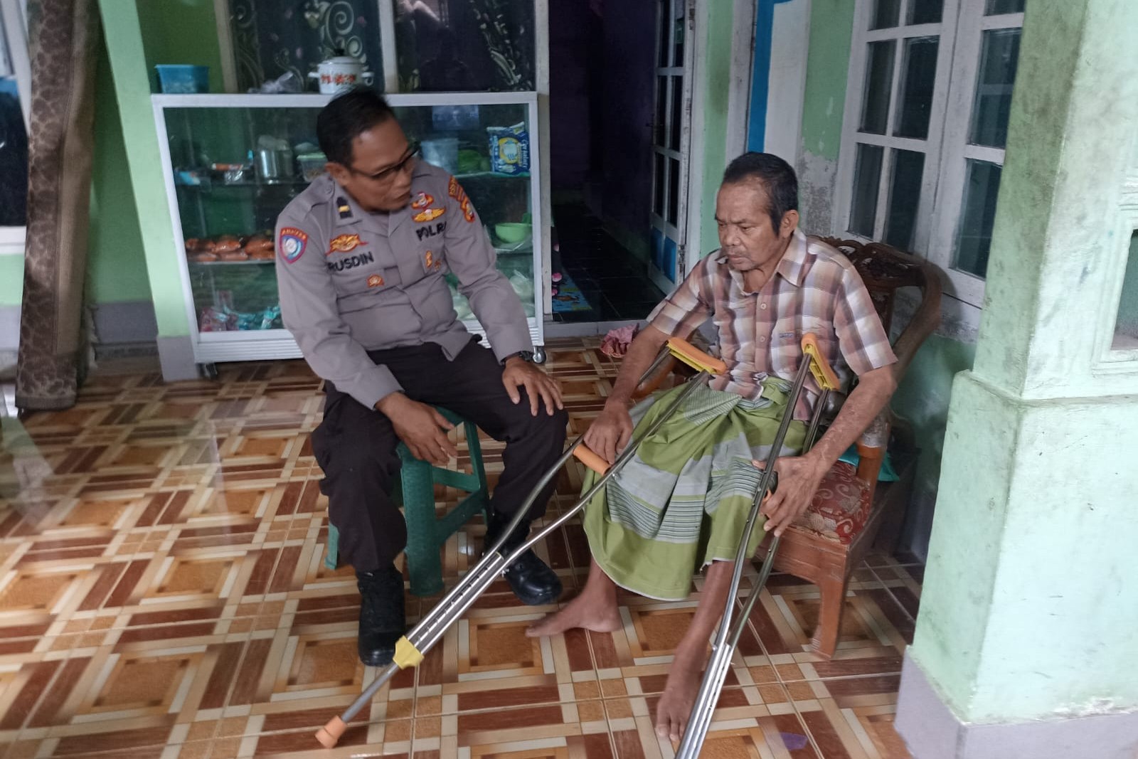 WhatsApp Image 2025-09-30 at 13.47.39 Polri Hadir untuk Masyarakat: Bantuan Tongkat Disalurkan di Desa Lembar Selatan, Lombok Barat