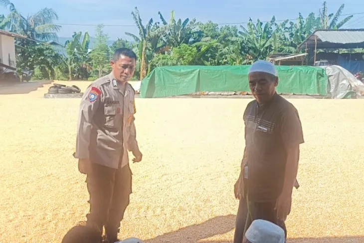 WhatsApp Image 2025-10-24 at 11.41.47 (2)_result Sinergi Polisi dan Petani Jaga Pasokan Jagung di Lombok Barat