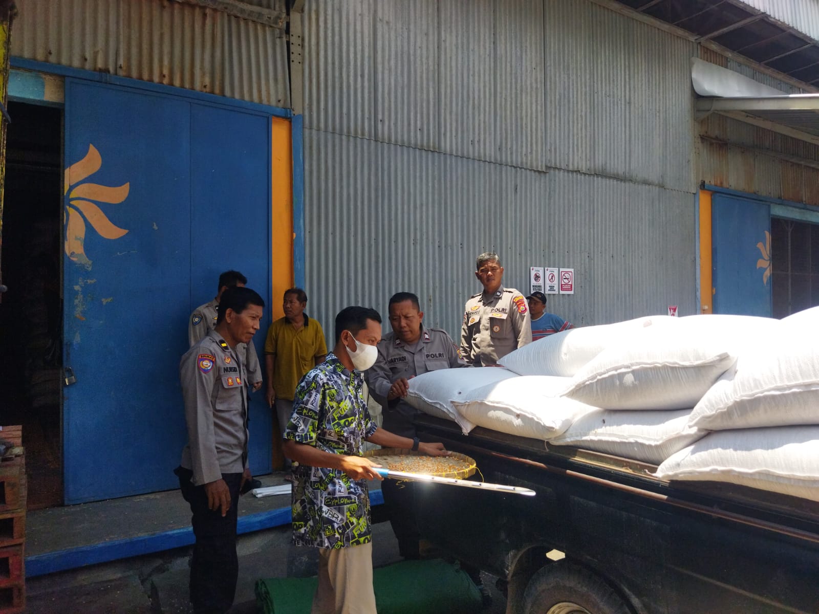 WhatsApp Image 2025-10-29 at 11.45.56 Distribusi 1 Ton Jagung Petani Lombok Barat Berjalan Aman dan Transparan